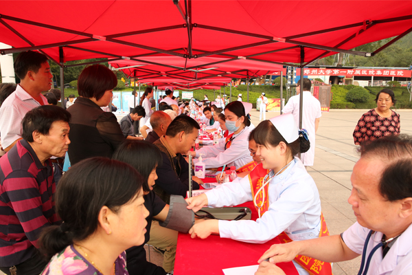 2015全國科普日我院積極響應省市衛計委關于開展“全國科普日”大型義診活動通知