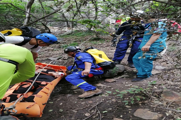 急救人員翻山越嶺火速救援