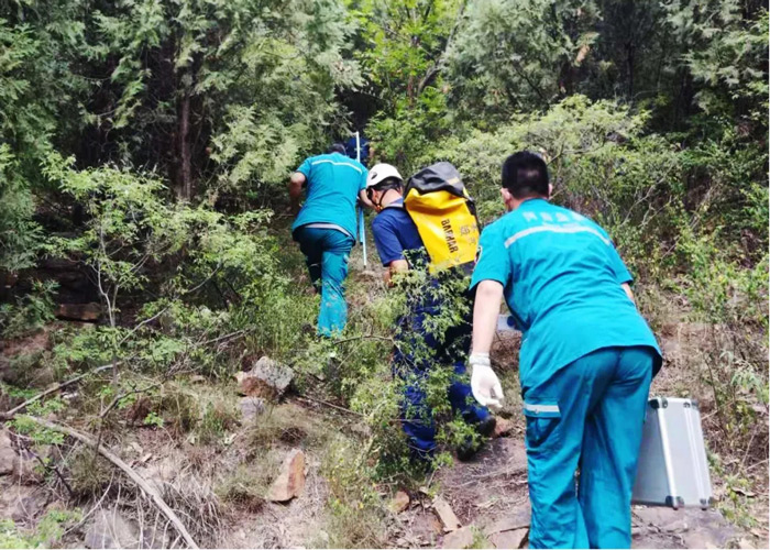 市民酷暑登山被困我院急診科聯合消防官兵緊急救援轉危為安