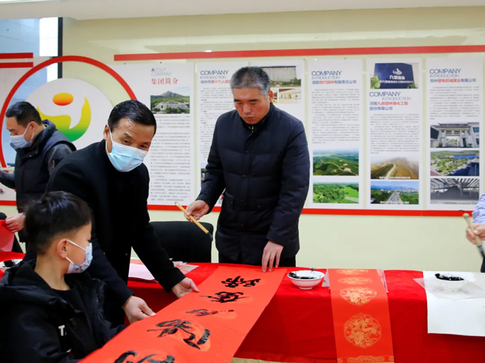 迎春送“福”寫春聯 翰墨飄香添“年”味 —鄭州陽城醫院工會組織開展寫春聯送祝福活動