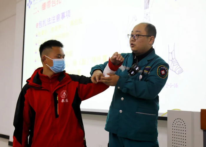 我院急診醫學科受邀為少林延魯武術學校全體職工開展急救知識和技能培訓