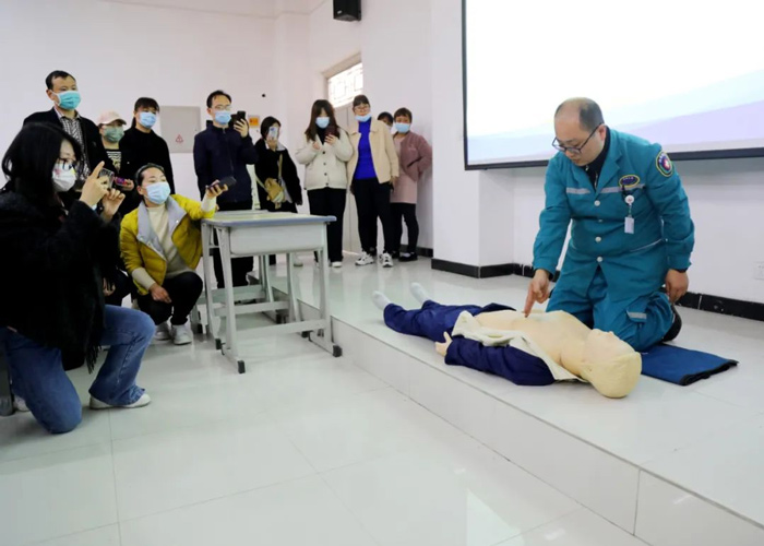 我院急診醫學科受邀為少林延魯武術學校全體職工開展急救知識和技能培訓