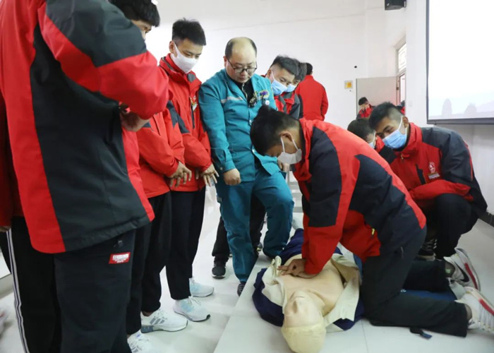 我院急診醫學科受邀為少林延魯武術學校全體職工開展急救知識和技能培訓