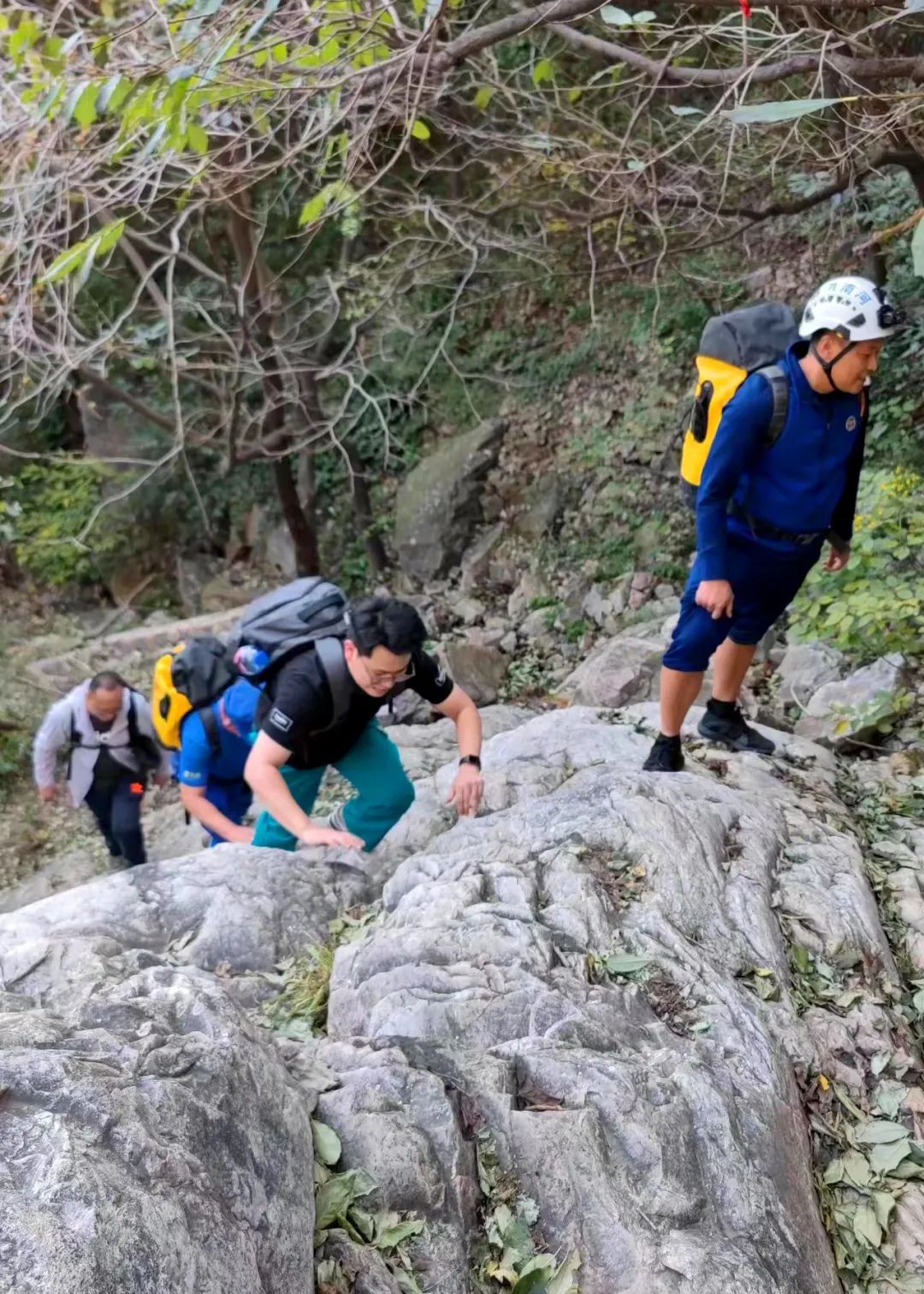 游客登山不走“尋常路”遇險，幸有“急診綠”、“火焰藍”翻山越嶺緊急救援！