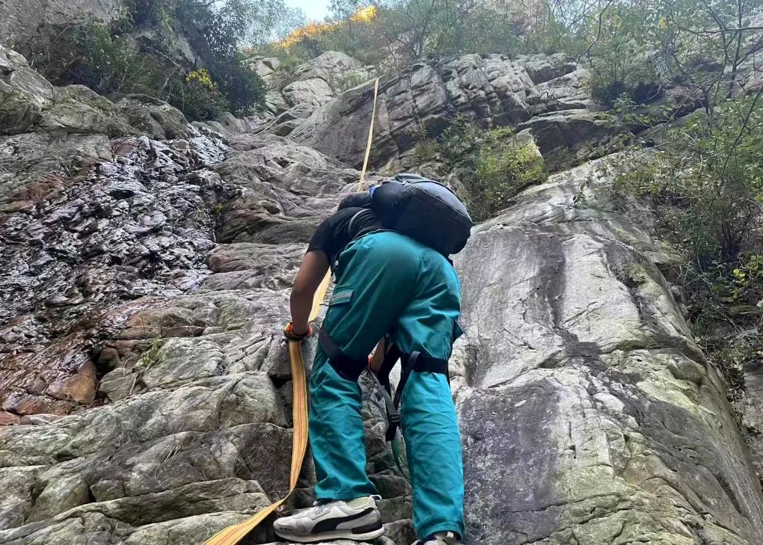 游客登山不走“尋常路”遇險，幸有“急診綠”、“火焰藍”翻山越嶺緊急救援！