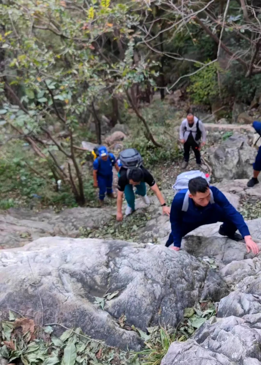 游客登山不走“尋常路”遇險，幸有“急診綠”、“火焰藍”翻山越嶺緊急救援！