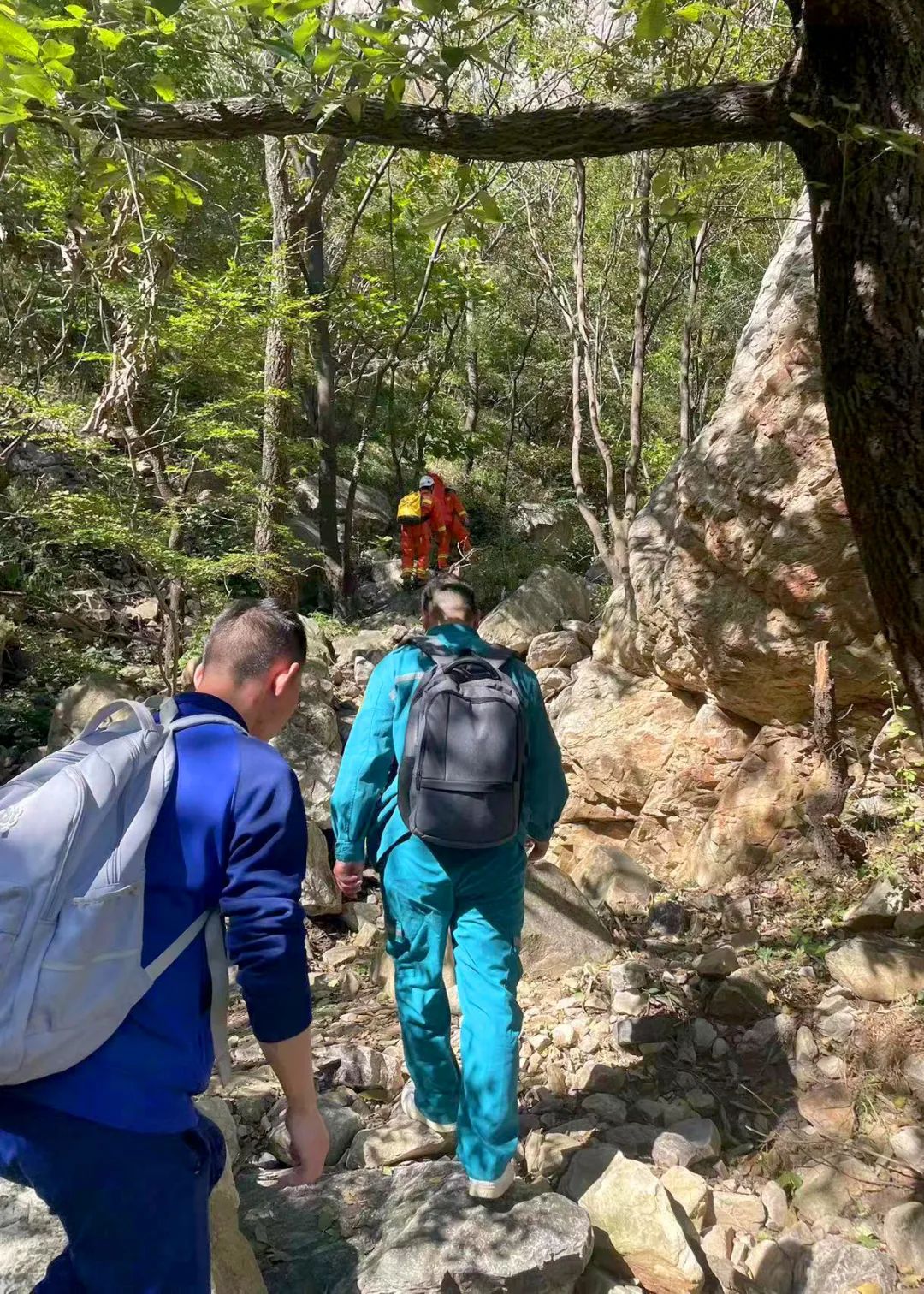 游客登山不走“尋常路”遇險，幸有“急診綠”、“火焰藍”翻山越嶺緊急救援！