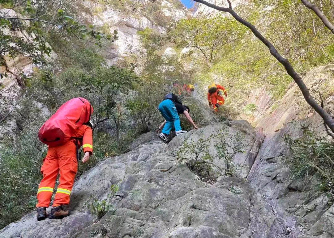 游客登山不走“尋常路”遇險，幸有“急診綠”、“火焰藍”翻山越嶺緊急救援！