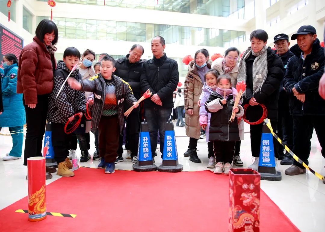 猜燈謎、戲投壺、套圈圈......與你“醫”起鬧元宵、慶佳節！ 十五過完 年才算圓 喜慶的春節還意猶未盡，熱鬧的元宵便接踵而至。為弘揚優秀傳統文化，豐富職工文化生活，構建和諧醫患關系，營造歡樂、喜慶、健康、祥和的節日氛圍。鄭州陽城醫院于2月23日下午，在醫院門診一樓大廳舉辦以“歡歡喜喜鬧元宵,醫患同樂慶佳節”為主題的系列文化活動，共設置有猜燈謎區、戲投壺、套圈圈等三個區域，每個活動區域都是人頭攢動，讓今年的元宵節更加充滿儀式感。 元宵節·猜燈謎       燈謎雅趣，熱鬧非凡。活動現場，火紅的燈籠，內容豐富、通俗有趣的謎面，仍透著濃濃的年味，吸引著眾多職工、在院患者及家屬代表踴躍參與、駐足競猜，爭先恐后地看謎面、猜謎底，有的凝目沉思、有的喃喃自語、有的豁然開朗，時而交頭接耳，時而歡呼雀躍，個個興趣盎然，不時發出歡樂的笑聲，共同體驗猜燈謎帶來的樂趣。       “這個燈謎我知道！”“快來幫我看看答案是什么。”......在大家的聰明才智下，一個個謎底接連浮出。 按照活動規則，猜中燈謎的人員可參與一次抽獎，無空獎。不一會兒，抽獎區排起了長龍。簽領到禮品的“競猜者”都樂開了花兒，三三兩兩互相拍照留念，現場熱火朝天，說不完的吉祥話、道不盡的節日情，始終洋溢著歡樂、祥和、喜慶的節日氛圍。 元宵節·戲投壺       投壺“納”福，“壺”與“福”諧音，寓意著大家在新的一年，福星高照、福氣臨門！投壺現場，大家躍躍欲試，輪番上陣，每人10支箭羽，準備、瞄準、出手、入壺……動作一氣呵成，一枚枚箭羽在空中劃過，“哇！中了！中了！”場內的歡呼聲、歡笑聲、鼓掌聲、喝彩聲不斷。       按照活動規則，最終根據投壺投中數量獎勵相應數量的套圈，再到套圈區選擇自己喜歡的獎品進行套圈圈，一次套中幾個獎品可領取幾個，未套中的可以繼續排隊戲投壺。大家在活動中彼此交流投壺技巧，互相加油打氣，分享收獲的喜悅，節日氛圍濃郁又熱烈。 元宵節·套圈圈       套圈圈，連續多年都深受大家的喜愛。在“套圈”活動區，大家有序排隊，個個興致勃勃、信心十足，紛紛站定位置、手持套圈、瞄準目標，下手快準狠，為套中目標使出渾身解數。“低一點，瞄準，輕一點，扔……”只見參與者全神貫注，圍觀人員也忍不住加入指揮作戰，一個個套圈在空中劃過，哄笑聲、加油聲此起彼伏。整個活動現場，大家穿梭其間，流連忘返，構成獨特的風景畫。大家拼運氣，比技巧，琳瑯滿目的獎品一個個被陸續領走，大家不僅套中了禮品，還套中了喝彩和歡樂。 “沒想到住在醫院，還能遇上參加猜燈謎、戲投壺、套圈活動，不僅和醫護人員共同參與游戲，還收獲了很多精美獎品，在醫院也能感受到元宵節的氣氛，真開心”！一位住院患者說。 參與者們紛紛表示非常喜歡這種形式的活動，不論是在醫院上班的，還是在醫院就診的，均能感受到了傳統文化的獨特魅力，也加強了醫患的溝通，拉近了彼此之間的距離，大家在歡歌笑語中度過了一個獨特的元宵佳節。 “元”之始終，“宵”時相逢 新的一年、新的開始、新的啟程 讓我們共迎春暖花開 在此 鄭州陽城醫院恭祝大家元宵節快樂！