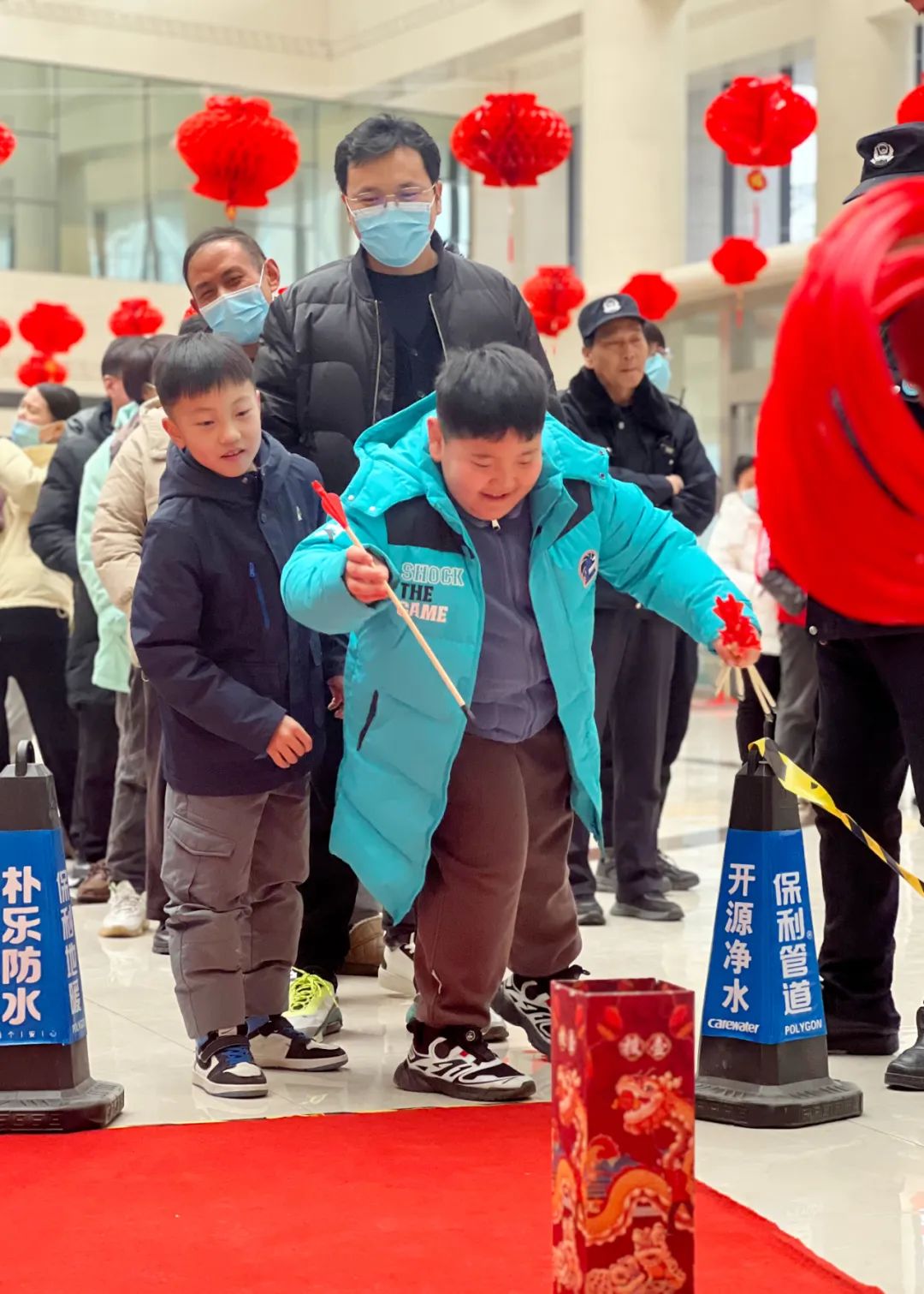 猜燈謎、戲投壺、套圈圈......與你“醫”起鬧元宵、慶佳節！ 十五過完 年才算圓 喜慶的春節還意猶未盡，熱鬧的元宵便接踵而至。為弘揚優秀傳統文化，豐富職工文化生活，構建和諧醫患關系，營造歡樂、喜慶、健康、祥和的節日氛圍。鄭州陽城醫院于2月23日下午，在醫院門診一樓大廳舉辦以“歡歡喜喜鬧元宵,醫患同樂慶佳節”為主題的系列文化活動，共設置有猜燈謎區、戲投壺、套圈圈等三個區域，每個活動區域都是人頭攢動，讓今年的元宵節更加充滿儀式感。 元宵節·猜燈謎       燈謎雅趣，熱鬧非凡。活動現場，火紅的燈籠，內容豐富、通俗有趣的謎面，仍透著濃濃的年味，吸引著眾多職工、在院患者及家屬代表踴躍參與、駐足競猜，爭先恐后地看謎面、猜謎底，有的凝目沉思、有的喃喃自語、有的豁然開朗，時而交頭接耳，時而歡呼雀躍，個個興趣盎然，不時發出歡樂的笑聲，共同體驗猜燈謎帶來的樂趣。       “這個燈謎我知道！”“快來幫我看看答案是什么。”......在大家的聰明才智下，一個個謎底接連浮出。 按照活動規則，猜中燈謎的人員可參與一次抽獎，無空獎。不一會兒，抽獎區排起了長龍。簽領到禮品的“競猜者”都樂開了花兒，三三兩兩互相拍照留念，現場熱火朝天，說不完的吉祥話、道不盡的節日情，始終洋溢著歡樂、祥和、喜慶的節日氛圍。 元宵節·戲投壺       投壺“納”福，“壺”與“福”諧音，寓意著大家在新的一年，福星高照、福氣臨門！投壺現場，大家躍躍欲試，輪番上陣，每人10支箭羽，準備、瞄準、出手、入壺……動作一氣呵成，一枚枚箭羽在空中劃過，“哇！中了！中了！”場內的歡呼聲、歡笑聲、鼓掌聲、喝彩聲不斷。       按照活動規則，最終根據投壺投中數量獎勵相應數量的套圈，再到套圈區選擇自己喜歡的獎品進行套圈圈，一次套中幾個獎品可領取幾個，未套中的可以繼續排隊戲投壺。大家在活動中彼此交流投壺技巧，互相加油打氣，分享收獲的喜悅，節日氛圍濃郁又熱烈。 元宵節·套圈圈       套圈圈，連續多年都深受大家的喜愛。在“套圈”活動區，大家有序排隊，個個興致勃勃、信心十足，紛紛站定位置、手持套圈、瞄準目標，下手快準狠，為套中目標使出渾身解數。“低一點，瞄準，輕一點，扔……”只見參與者全神貫注，圍觀人員也忍不住加入指揮作戰，一個個套圈在空中劃過，哄笑聲、加油聲此起彼伏。整個活動現場，大家穿梭其間，流連忘返，構成獨特的風景畫。大家拼運氣，比技巧，琳瑯滿目的獎品一個個被陸續領走，大家不僅套中了禮品，還套中了喝彩和歡樂。 “沒想到住在醫院，還能遇上參加猜燈謎、戲投壺、套圈活動，不僅和醫護人員共同參與游戲，還收獲了很多精美獎品，在醫院也能感受到元宵節的氣氛，真開心”！一位住院患者說。 參與者們紛紛表示非常喜歡這種形式的活動，不論是在醫院上班的，還是在醫院就診的，均能感受到了傳統文化的獨特魅力，也加強了醫患的溝通，拉近了彼此之間的距離，大家在歡歌笑語中度過了一個獨特的元宵佳節。 “元”之始終，“宵”時相逢 新的一年、新的開始、新的啟程 讓我們共迎春暖花開 在此 鄭州陽城醫院恭祝大家元宵節快樂！